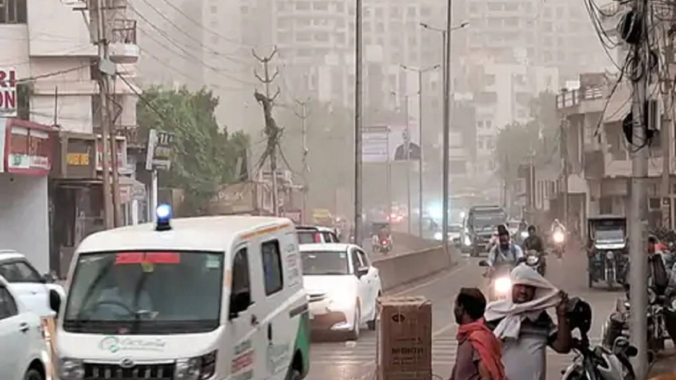 वाराणसी में बदला मौसम का मिजाज, दोपहर 12 बजे आसमान में  छाया अंधेरा, पीएम मोदी की जनसभा स्थल पर लगा टेंट और पोस्टर फटे