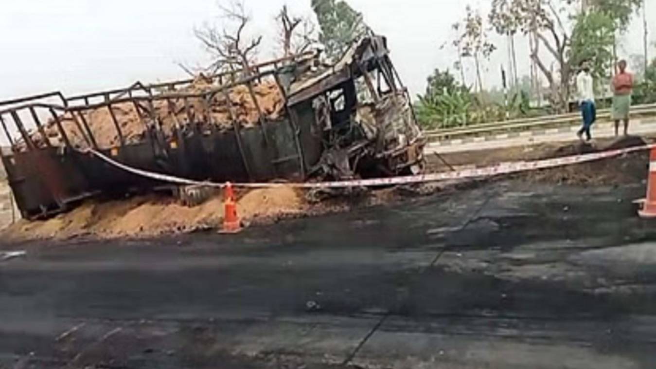 मिर्जापुर-रीवा नेशनल हाइवे पर ट्रक और डंपर की भिड़ंत से लगी आग, जिंदा जला ड्राइवर, रॉन्ग साइड बनी हादसे की वजह