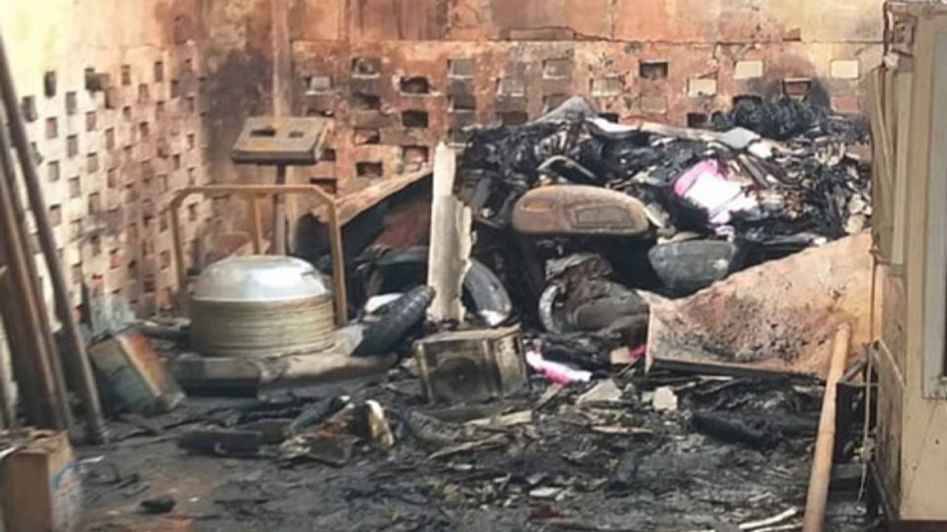 Varanasi:  काशी विद्यापीठ ब्लॉक के स्टोर रूम में लगी आग, दो बाइक-कूलर समेत फर्नीचर जलकर राख