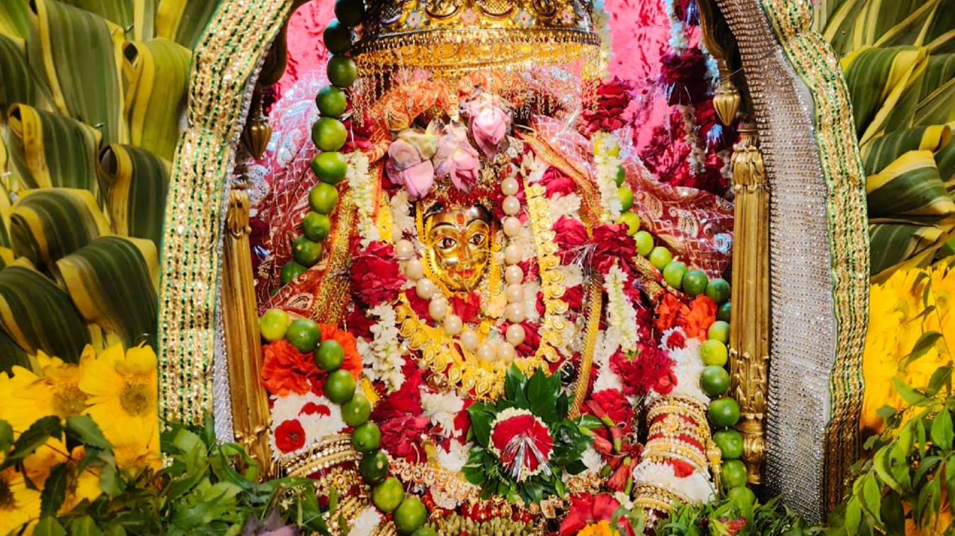  काशी में बड़ी शीतला माता का हुआ वार्षिक श्रृंगार, 11 किलो कपूर से हुई मंगला आरती, पहली निशा पर गंगा किनारे गूंजा भक्तिगीत