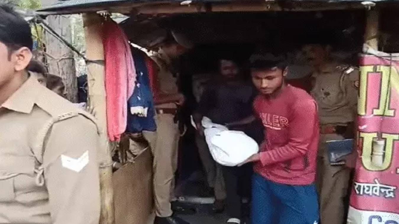 अयोध्या में पत्नी की बांके से हमला कर उतारा मौत के घाट, 5 साल के मासूम को भी जमीन पर पटका, आरोपी मौके से फरार