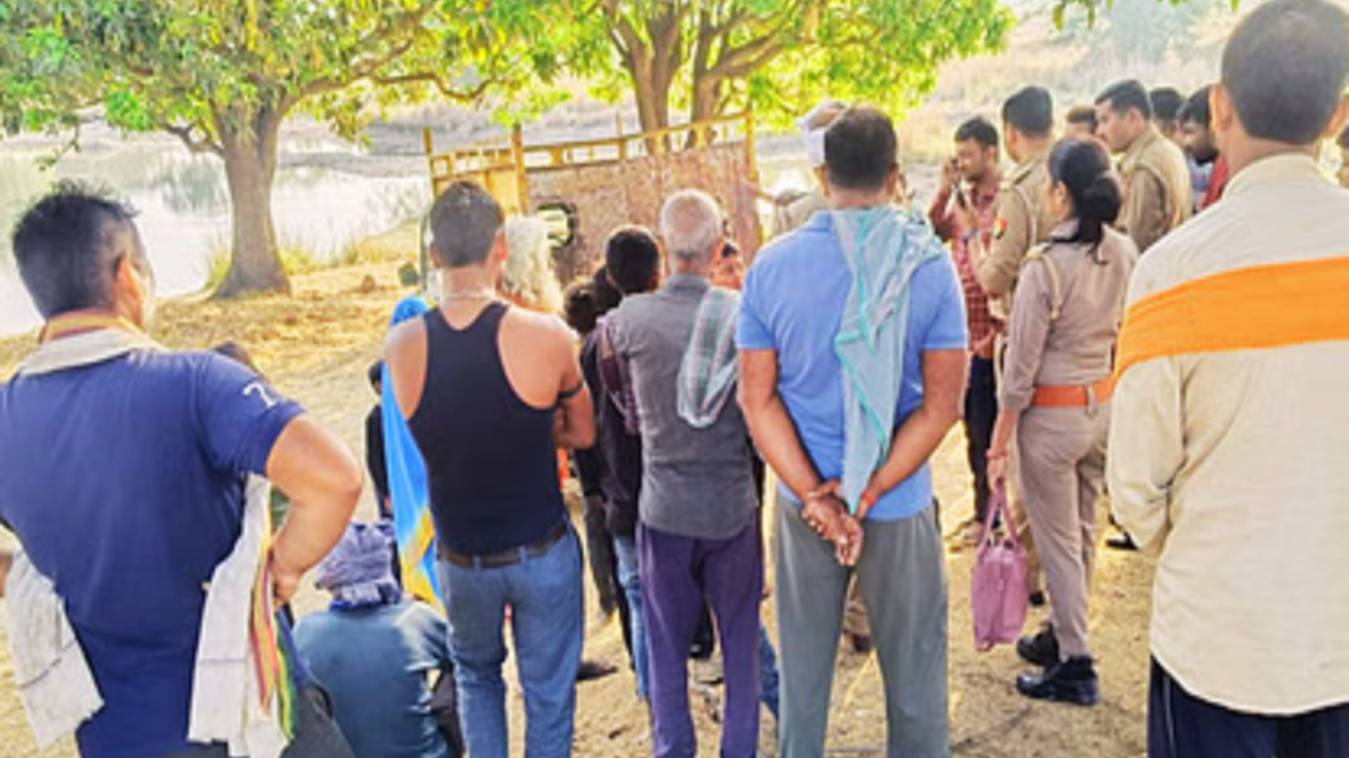 लालगंज में पेड़ से लटकी मिली भाई-बहन की लाश, जांच में जुटी पुलिस