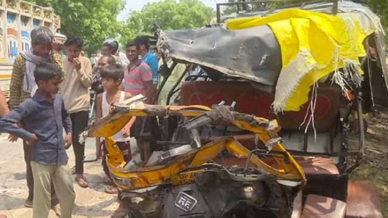  बहराइच में भीषण सड़क हादसा : बस ने ऑटो में मारी टक्कर, एक ही परिवार के पांच लोगों की मौत, 16 घायल