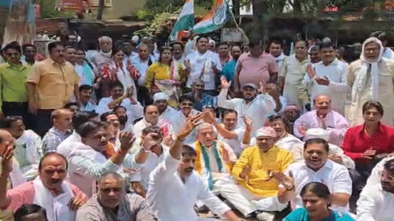 सोनिया-राहुल पर कार्रवाई से कांग्रेस आगबबूला, वाराणसी कलेक्ट्रेट में धरने पर बैठी कांग्रेसी
