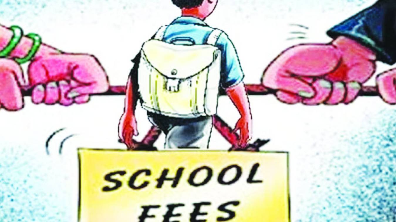 फीस के नाम पर जेब पर डाका डाल रहे प्राइवेट स्कूल