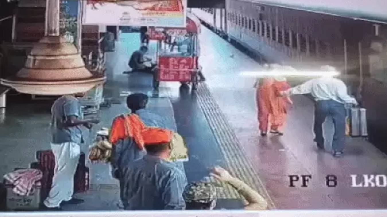  Varanasi : कैंट स्टेशन पर टली अनहोनी, ट्रेन में चढ़ते हुए फिसली महिला, फिर RPF महिला कॉन्स्टेबल ने बचाई जान