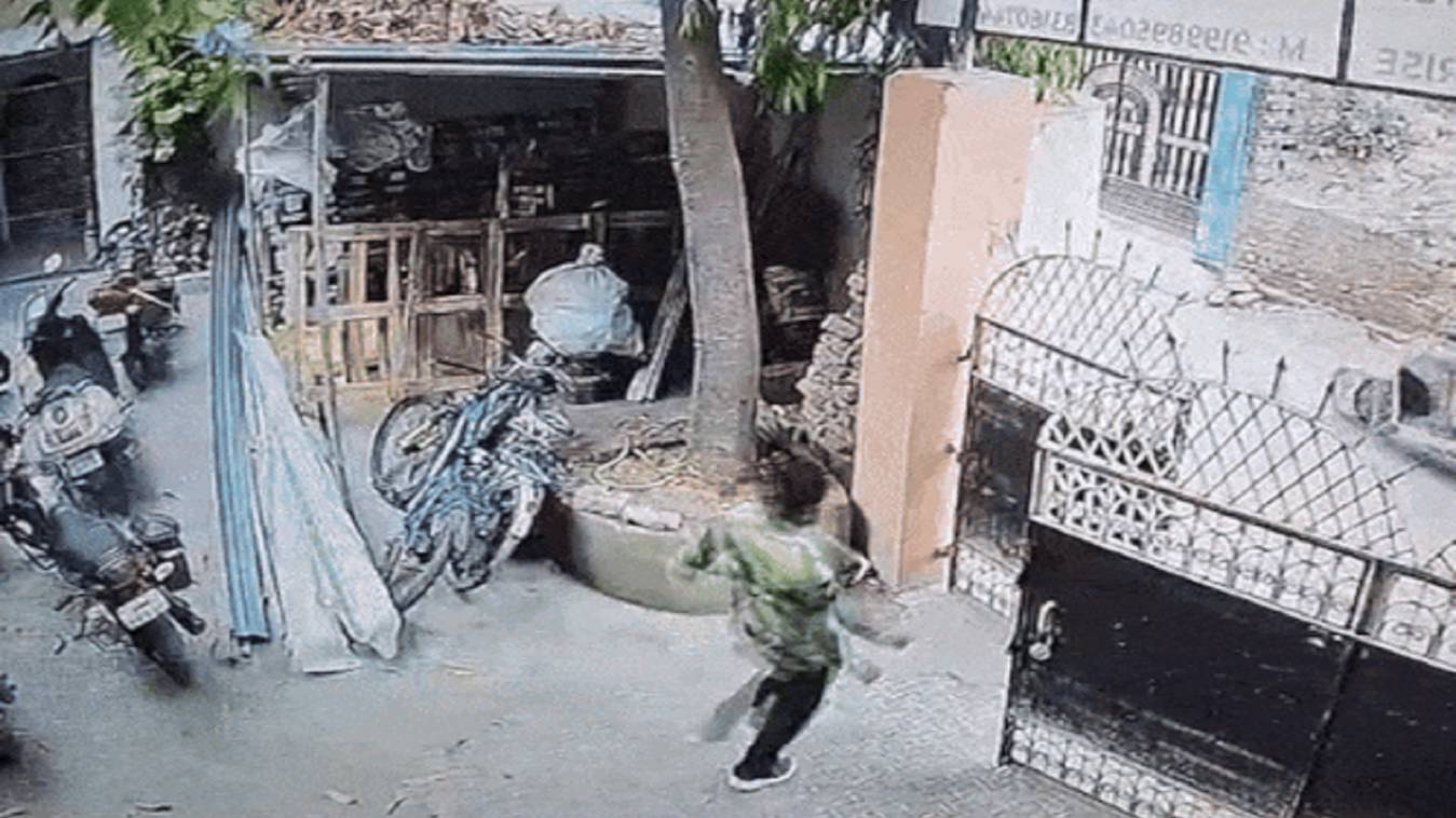 घर में घुसकर बदमाशों ने महिला से दिनदहाड़े छीनी चेन, आवाज देकर गेट के अंदर आया आरोपी, गले पर मारा झपट्टा