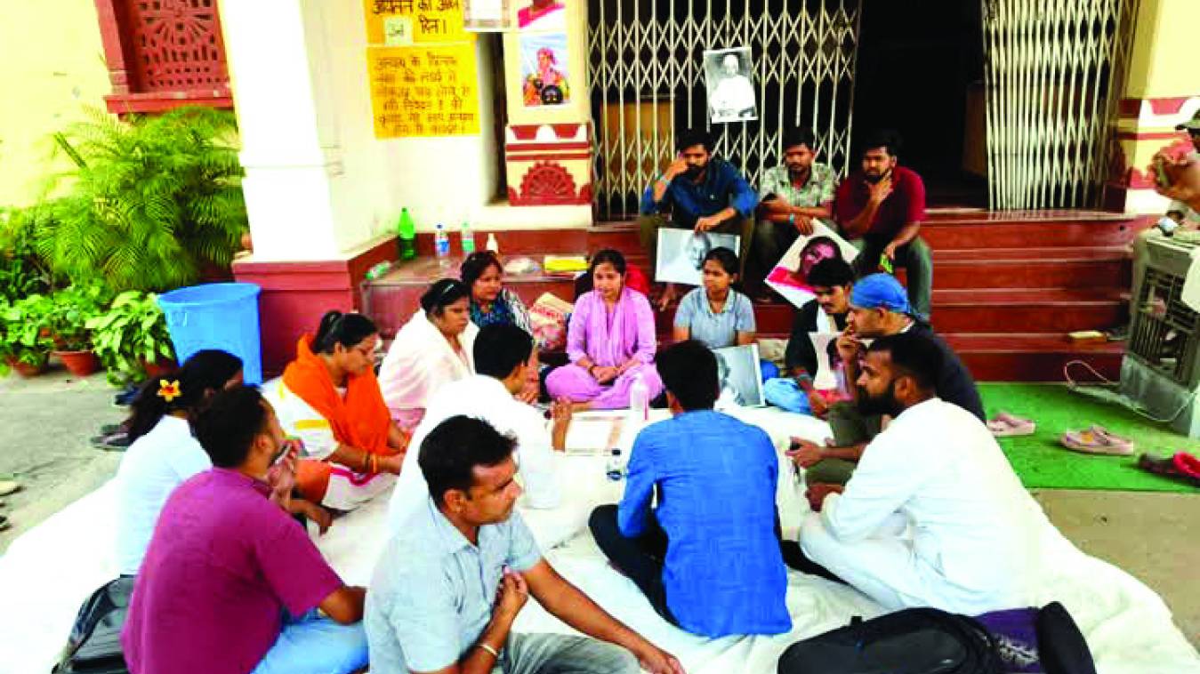 बीएचयू में पीएचडी एडमिशन पर घमासान जारी