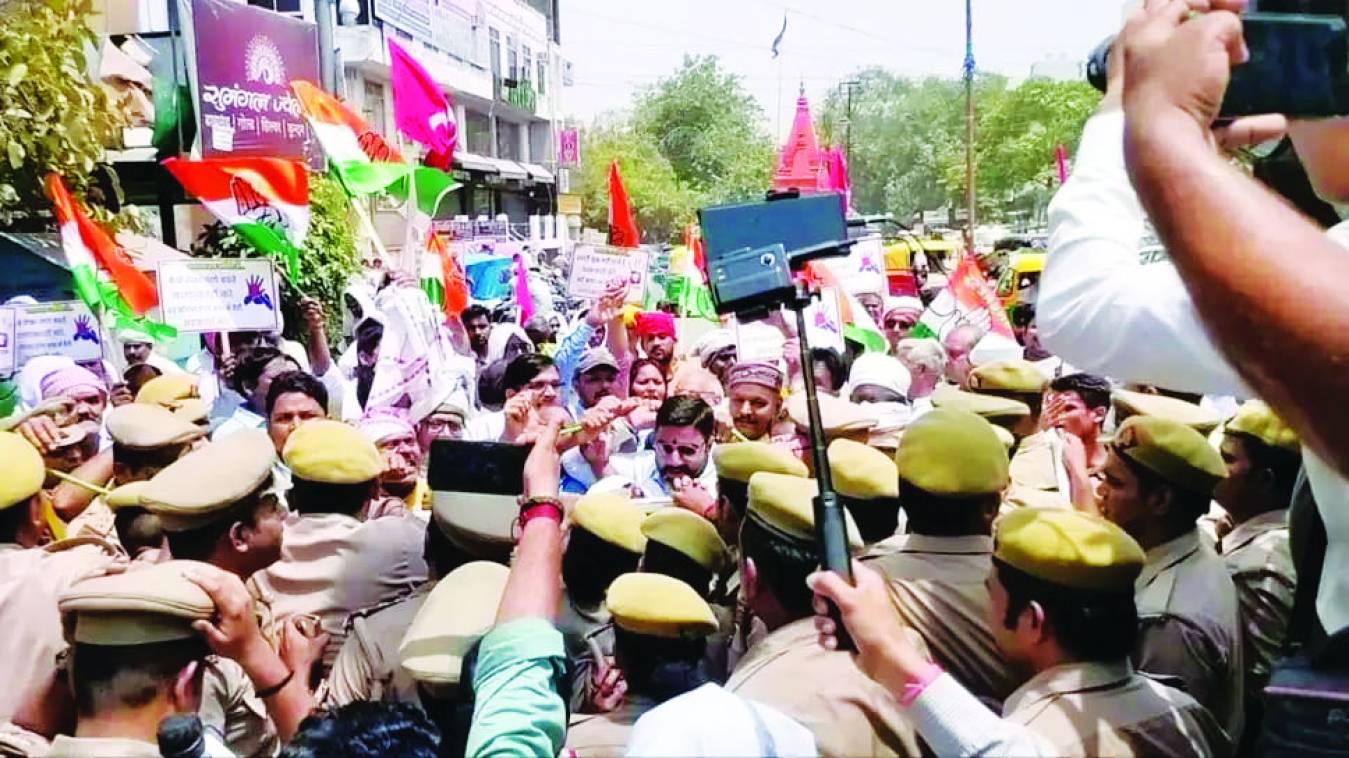 पीएम कार्यालय पर कांग्रेस, कम्युनिस्ट पार्टी और सपा का हल्लाबोल