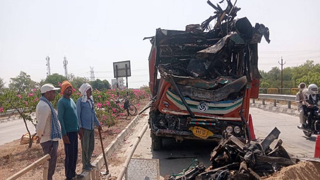 मिर्जापुर में टक्कर के बाद ट्रक और हाइवा में लगी आग, जिंदा जला चालक, एक की हालत गंभीर