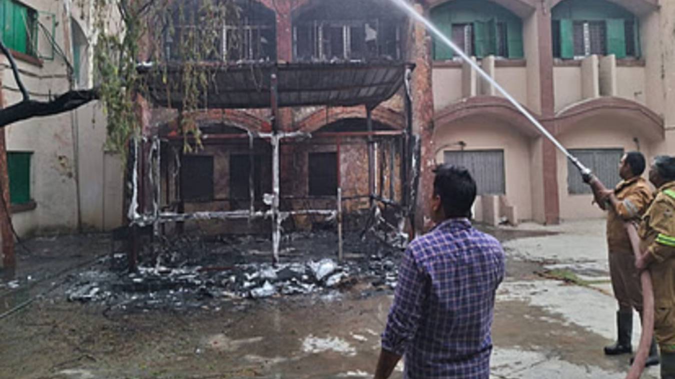  डीआरएम बिल्डिंग में शॉर्ट सर्किट से लगी आग, चारो तरफ मची है अफरातफरी
