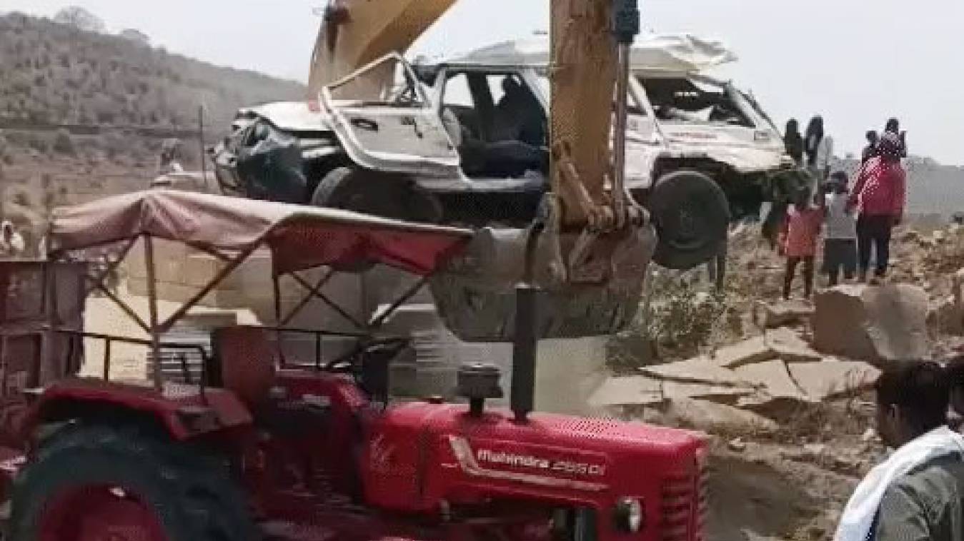 प्राइवेट एंबुलेंस पर पलटा ट्रक, 4 की मौत:  मची चीख-पुकार