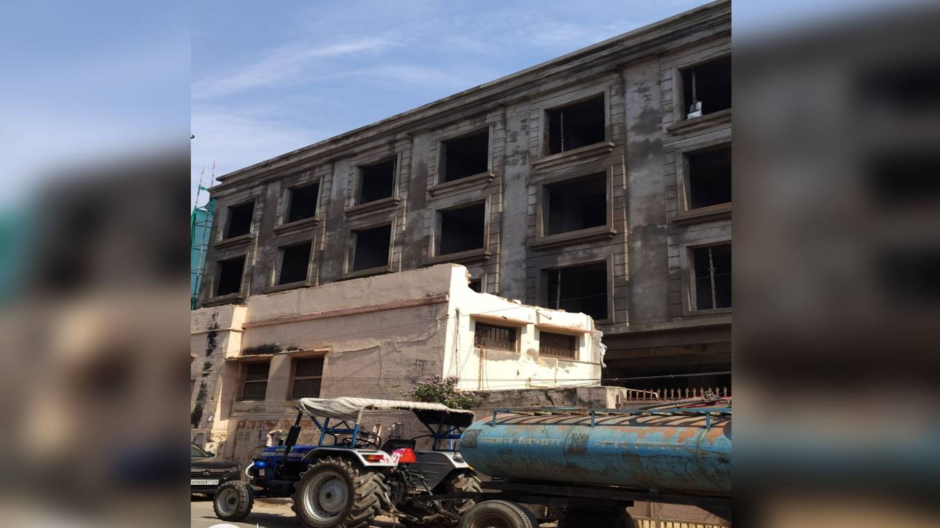 ऐतिहासिक दुर्गाकुण्ड के तट की भी लगाई गयी कीमत !