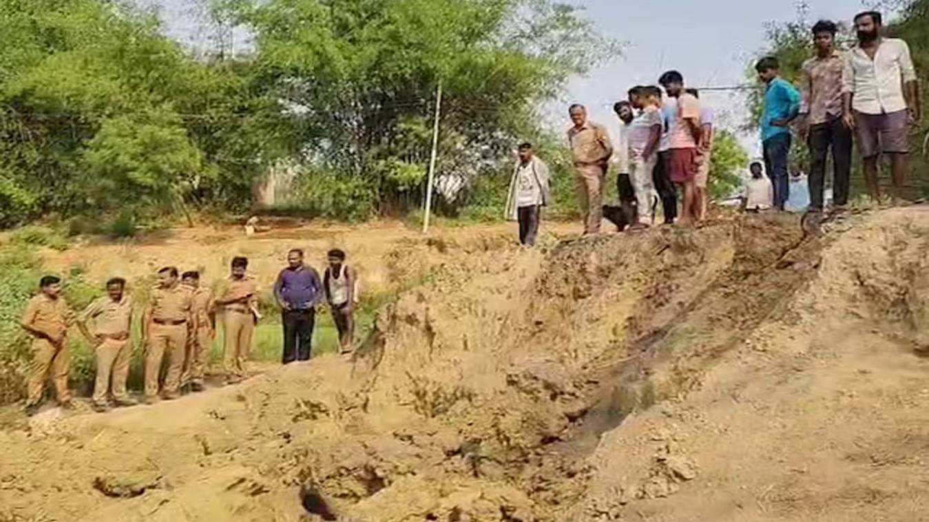 कौशांबी में मिट्‌टी का टीला ढहने से पांच लोगों की मौत, लोगों ने हाथ-फावड़े से मिट्‌टी हटाकर निकाला