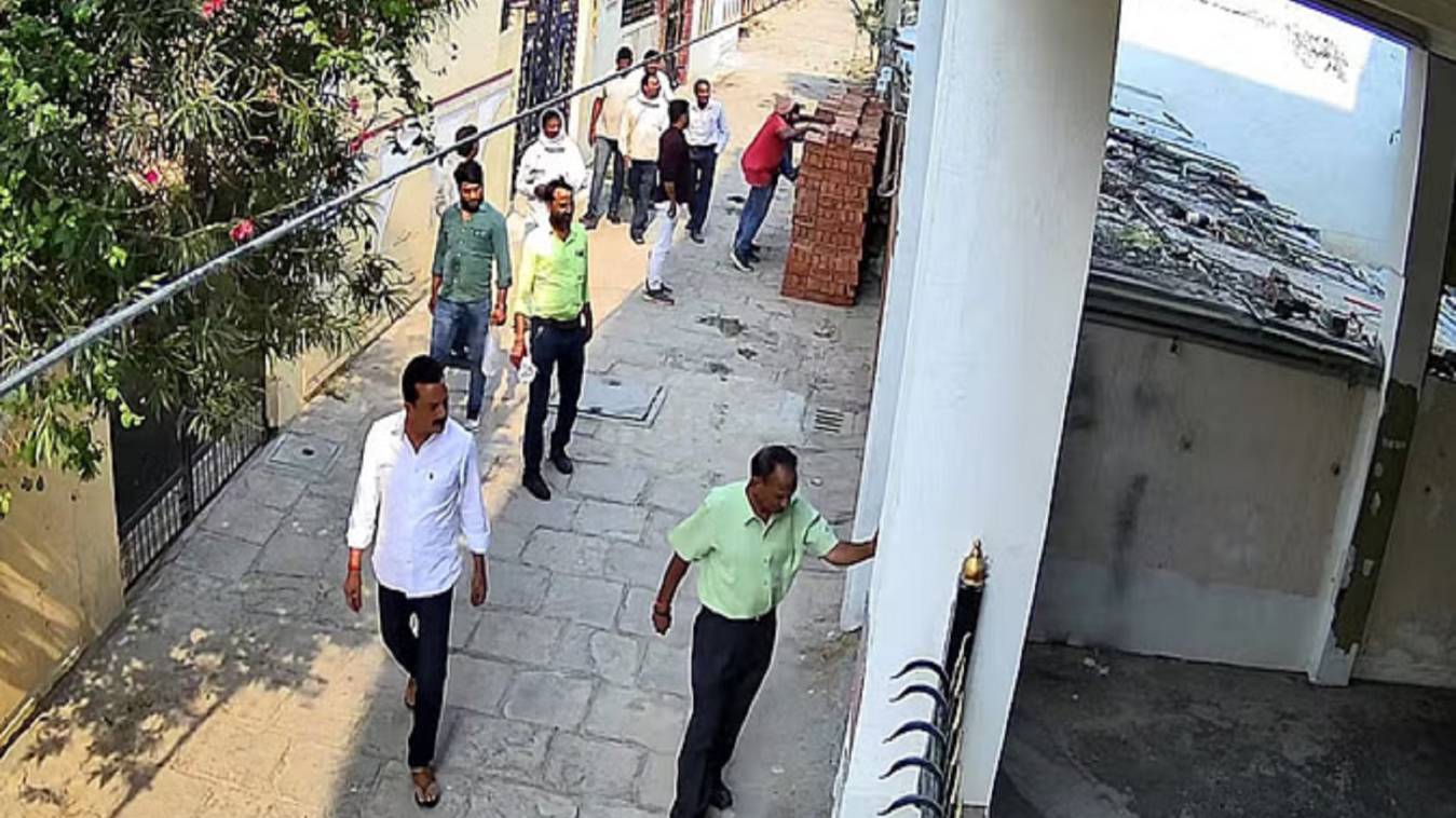 वाराणसी में अधिवक्ता के घर पर तोड़फोड़ व पथराव के मामले में दो नामजद समेत 20 से 25 लोगों पर FIR