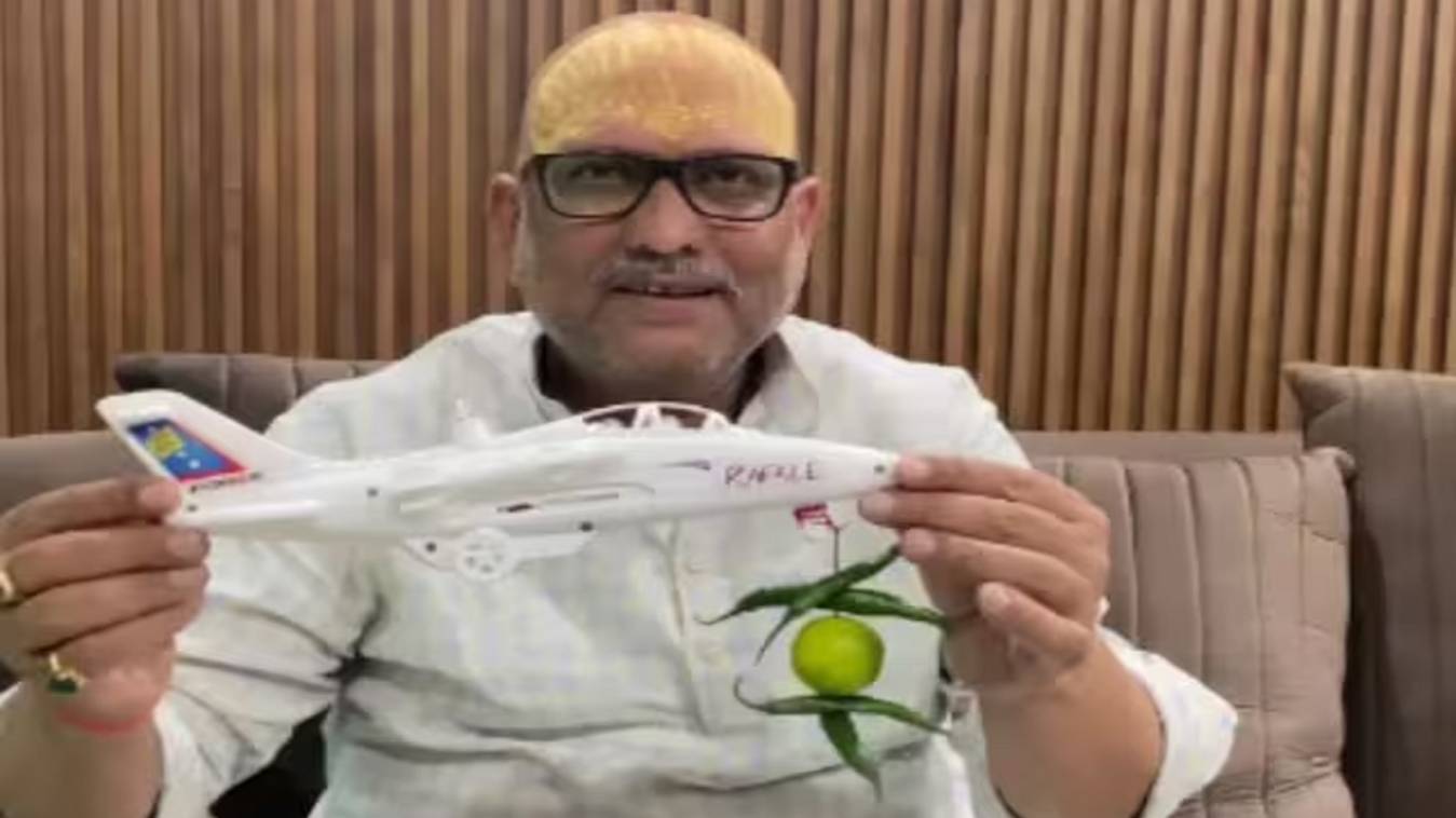 फाइटर को खिलौना  बताकर पाकिस्तान चैनल पर स्टार बने अजय राय 