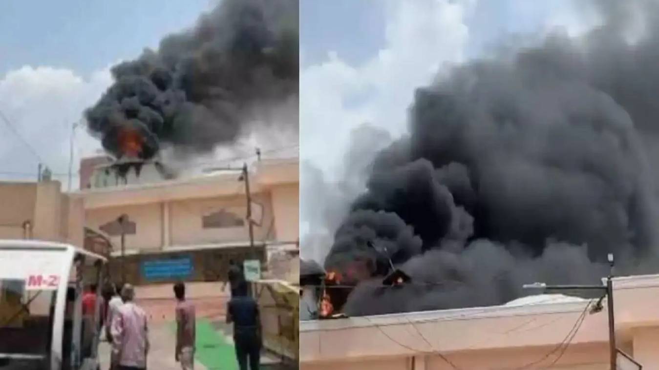 उज्जैन के महाकालेश्वर मंदिर परिसर में लगी आग, श्रद्धालुओं में मची अफरा-तफरी