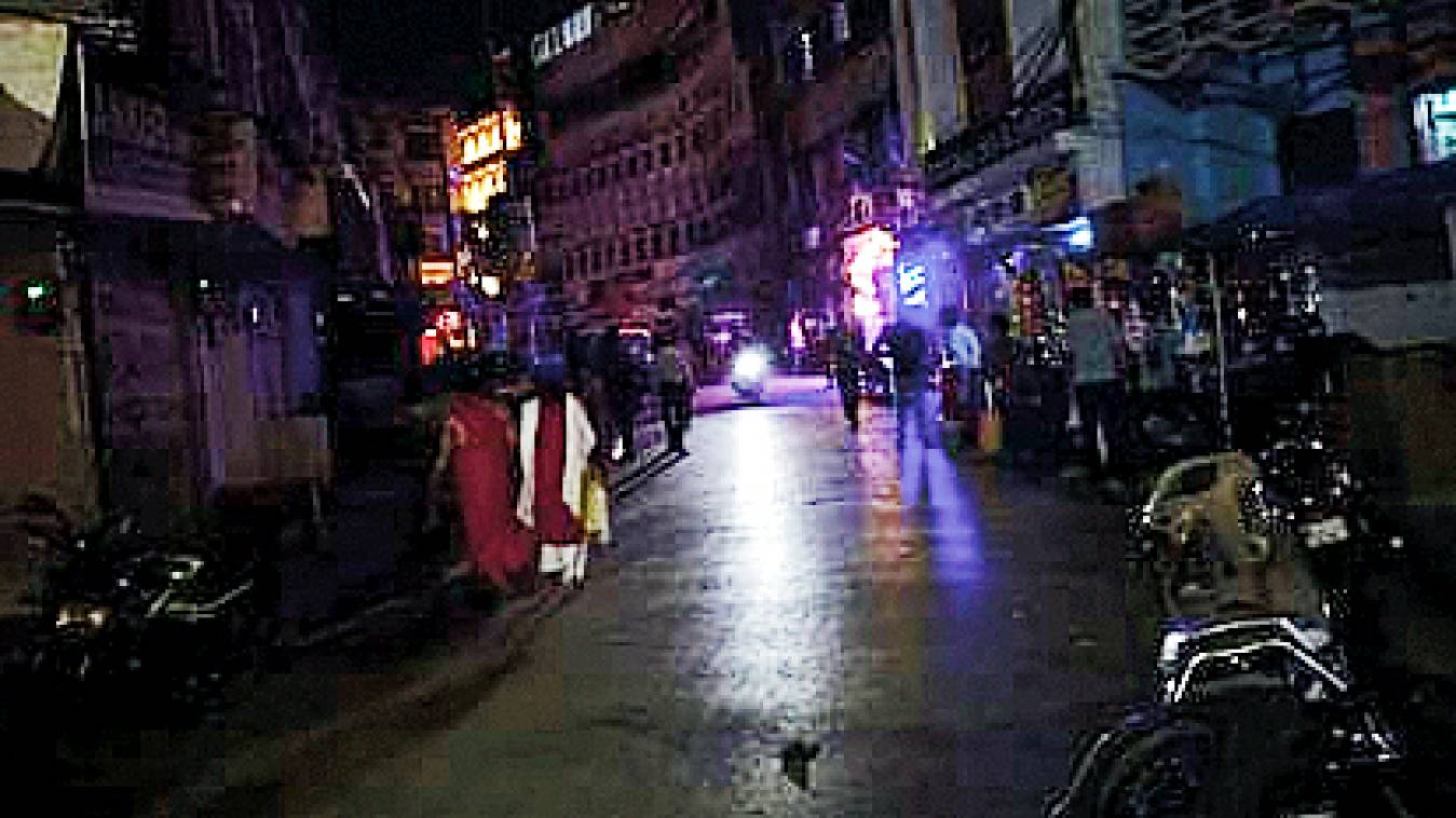 सायरन की तेज आवाज और फिर छा गया अंधेरा