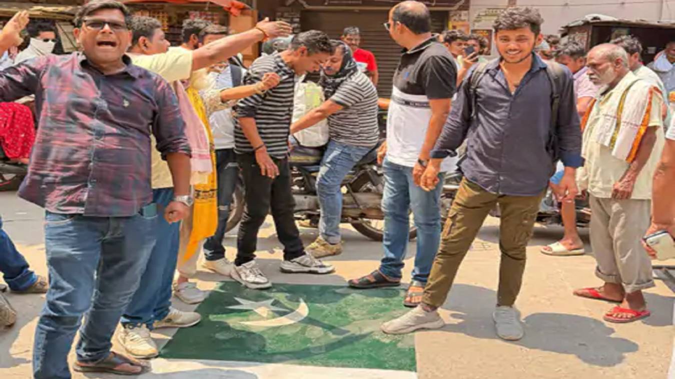 वाराणसी में पाकिस्तान के खिलाफ जमकर विरोध-प्रदर्शन, सड़क पर बनाया गया पाक का झंडा, पैरों से रौंदा 