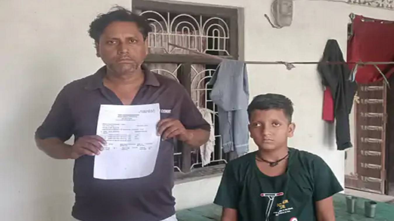 Ghazipur : शिक्षक ने कक्षा 4 के छात्र की कर दी बेरहमी से पिटाई, प्रोनाउन नहीं बता पाया तो लात- घूसों और डंडे से पीट- पीटकर किया घायल