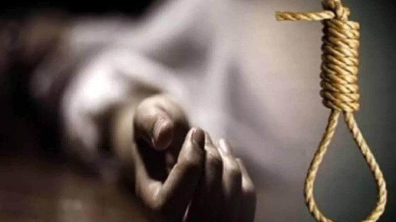 वाराणसी में युवक ने फांसी लगा कर दी जान, कमरे में फंदे से लटकता मिला शव, भाई का आरोप- पत्नी के प्रेम संबंध से था परेशान