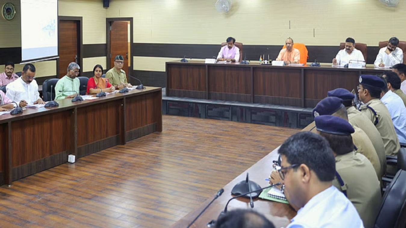 वाराणसी में योगी ने अफसरों को लगाई फटकार, :कहा- काम करने का तरीका ठीक करो; ऑपरेशन सिंदूर के बाद बढ़ाएं सतर्कता