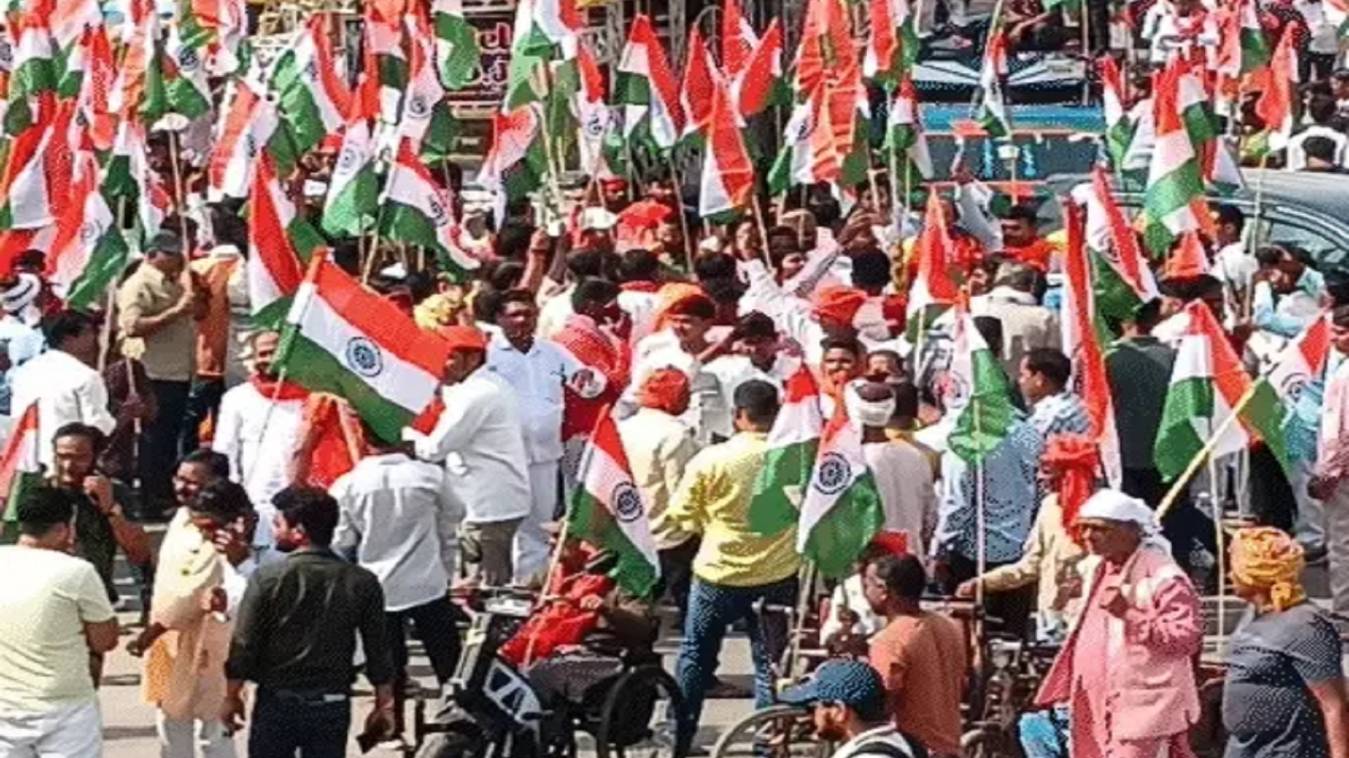 वाराणसी में ऑपरेशन सिंदूर की सफलता पर BJP ने निकाली तिरंगा शौर्य यात्रा, राष्ट्रीय ध्वज और भाजपा का झंडा लेकर जोश में नज़र आये कार्यकर्ताओं