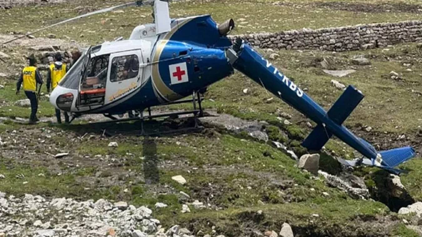 केदारनाथ में एयर एंबुलेंस हेलिकॉप्टर क्रैश,लैंडिंग से ठीक पहले दो हिस्‍सों में बंटा हेलीकॉप्‍टर, सभी यात्री सुरक्षित