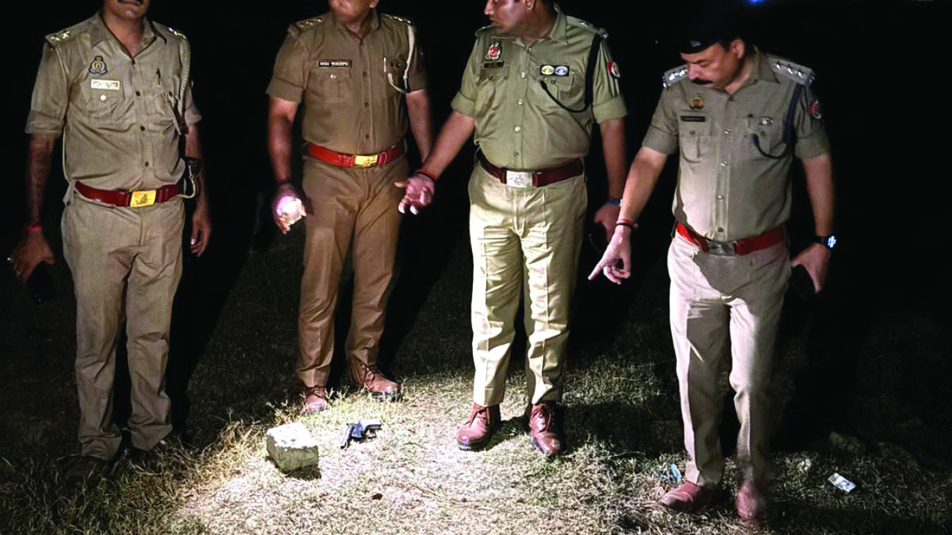 आधी रात पुलिस और बदमाश के बीच तड़तड़ाई गोलियां 