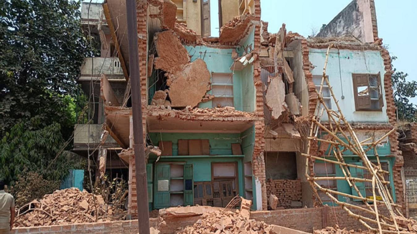 जर्जर मकान की छत गिरने से दबे दो मजदूर, फायर ब्रिगेड की टीम ने किया रेस्क्यू 