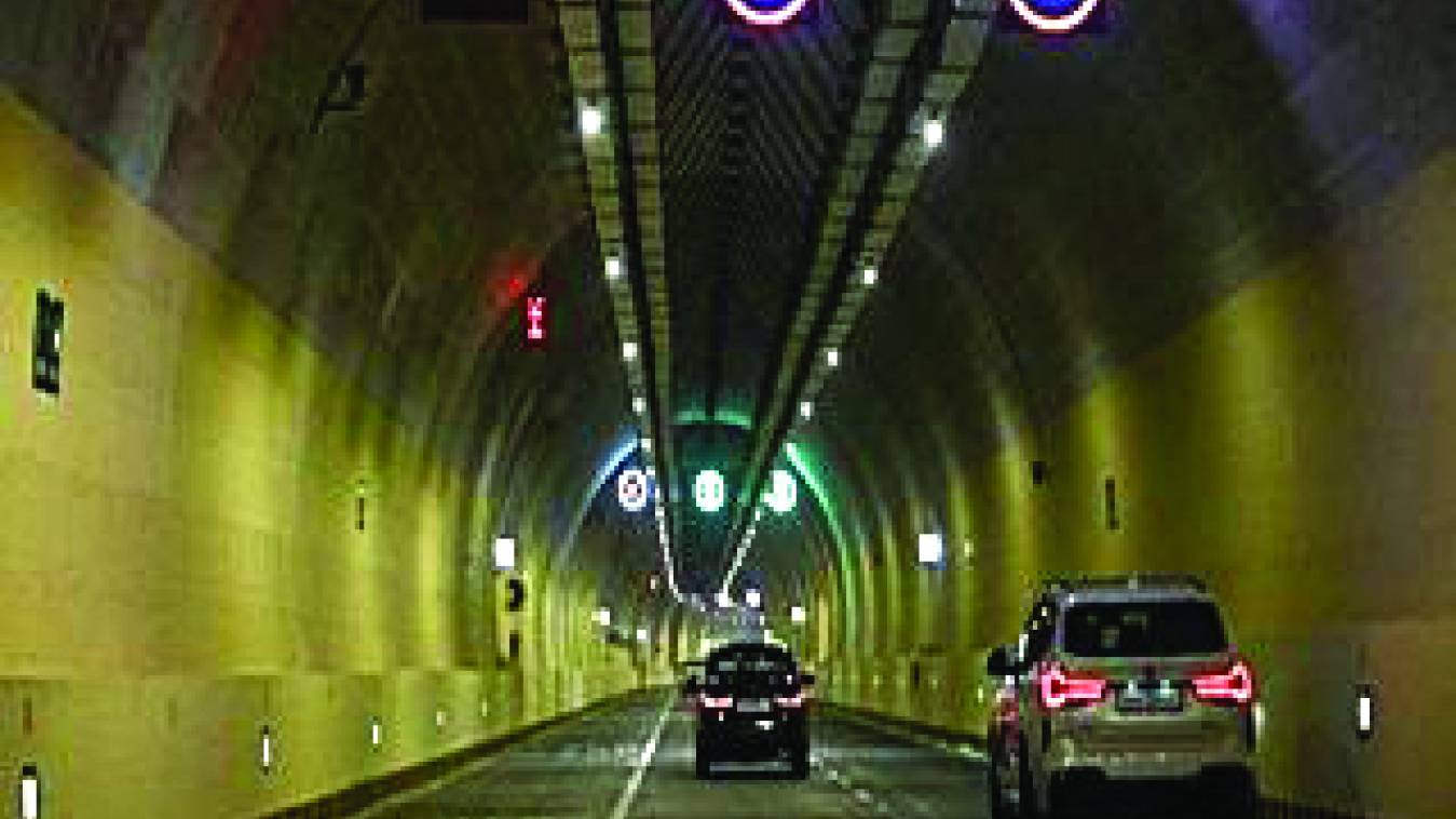 रनवे के नीचे 450 मीटर लंबी छह लेन की टनल व 2.40 किमी की फोरलेन सड़क