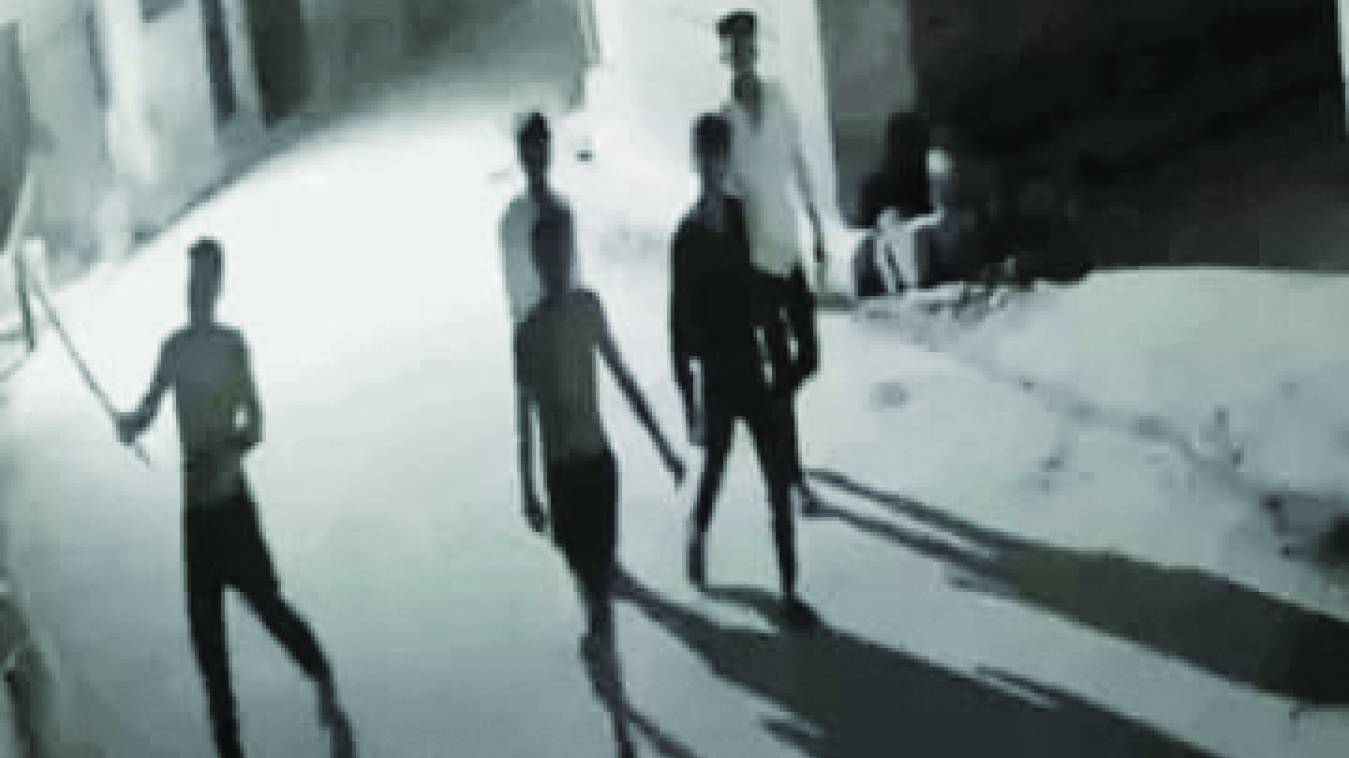 अराजकतत्वों ने आधी रात को डंडे से 40 सीसीटीवी तोड़ डाले