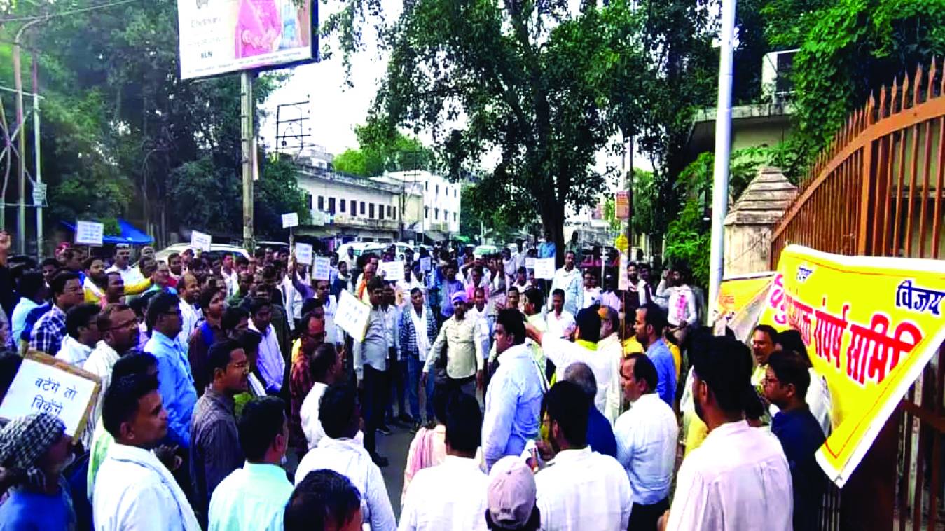 गलत आंकड़ा देकर जनता को गुमराह कर रहे उर्जामंत्री और चेयरमैन