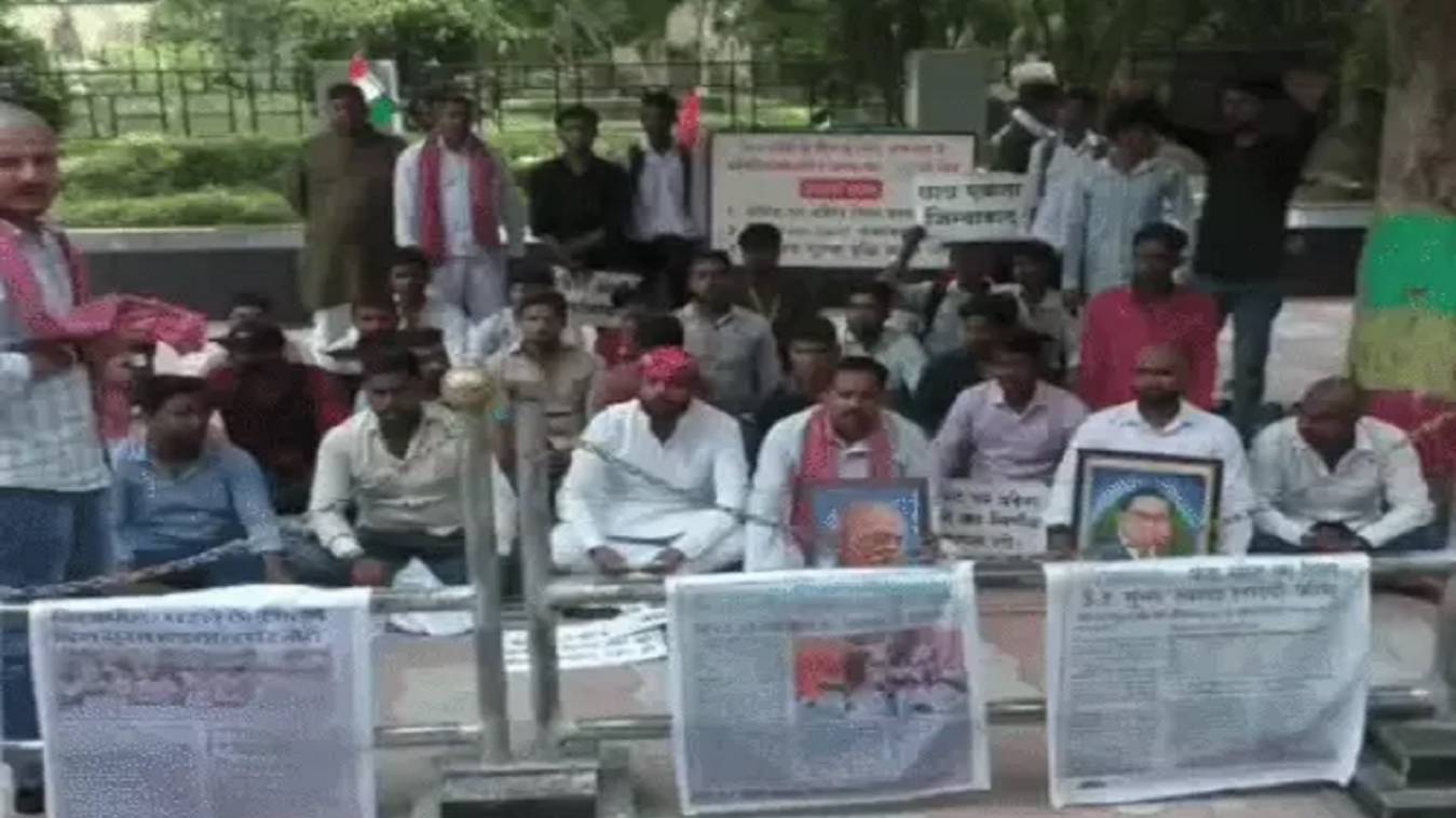 काशी विद्यापीठ में छात्रों का अनिश्चितकालीन धरना प्रदर्शन, 3 सूत्रीय मांगों को लेकर प्रशासनिक भवन के सामने कर रहे विरोध 