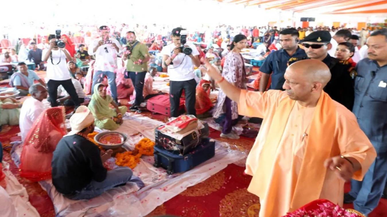  गोरखपुर : सामूहिक विवाह योजना में पहुंचे सीएम, फूल बरसा दिया आशीर्वाद