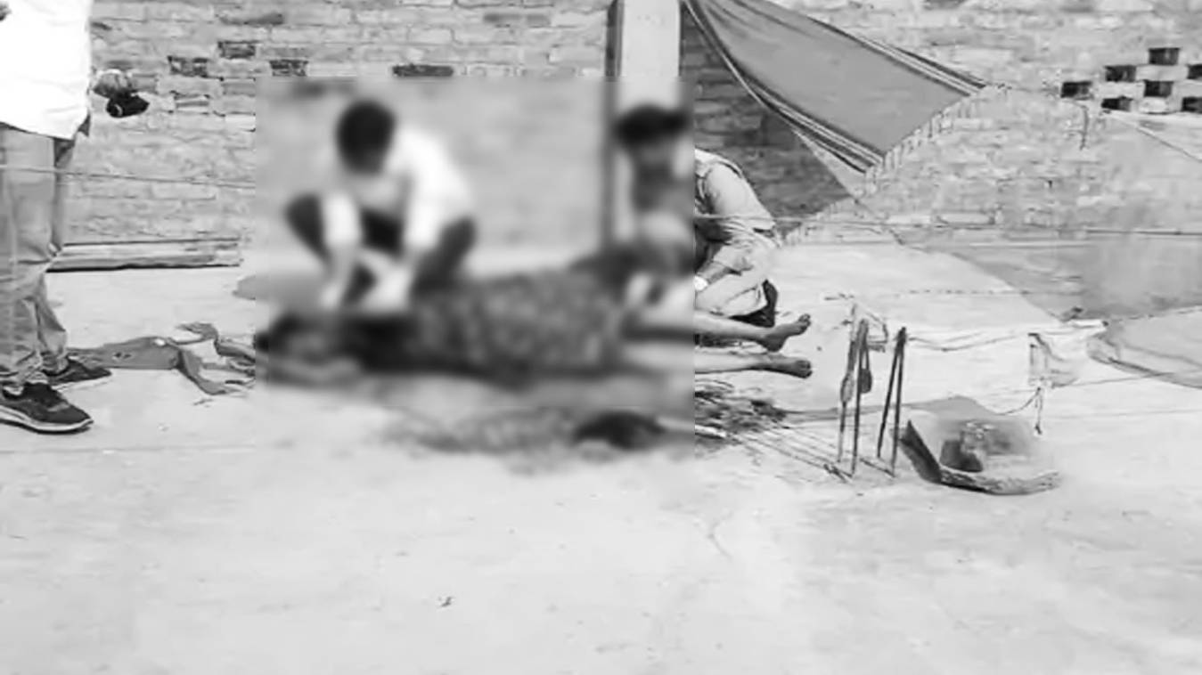 आजमगढ़ में महिला की पत्थर से कूचकर हत्या, छत पर मिली खून से लथपथ लाश
