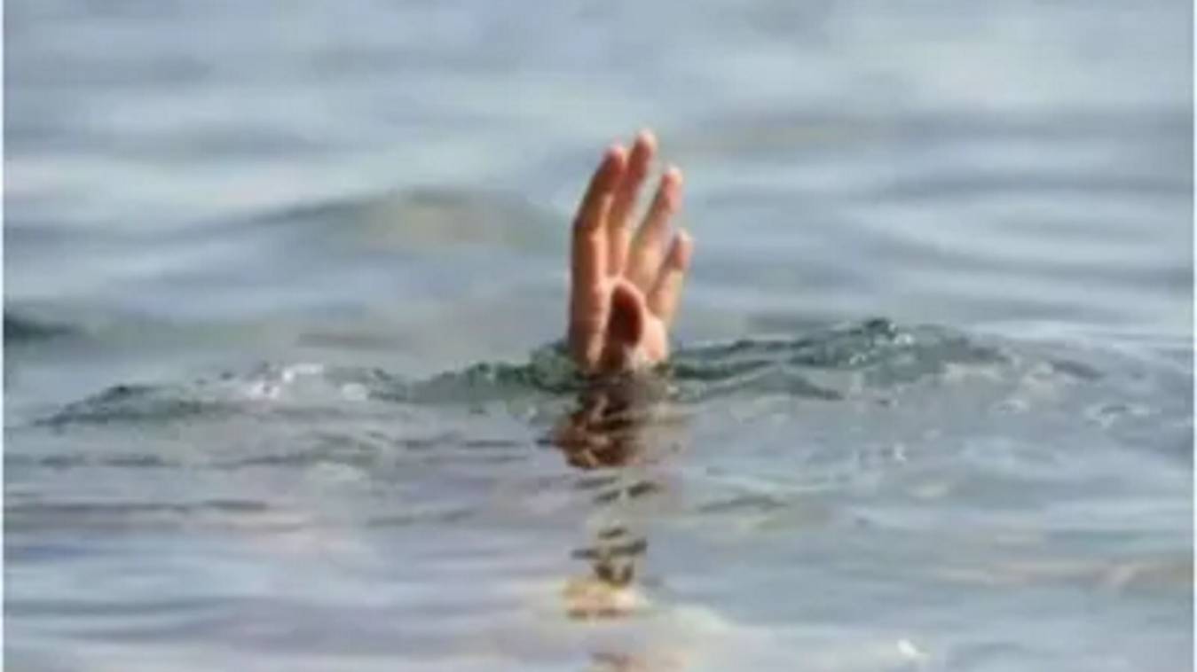 काशी घूमने आए देवरिया के दो किशोर गंगा में डूबे, एक की मौत, गोताखोरों ने एक को बचाया