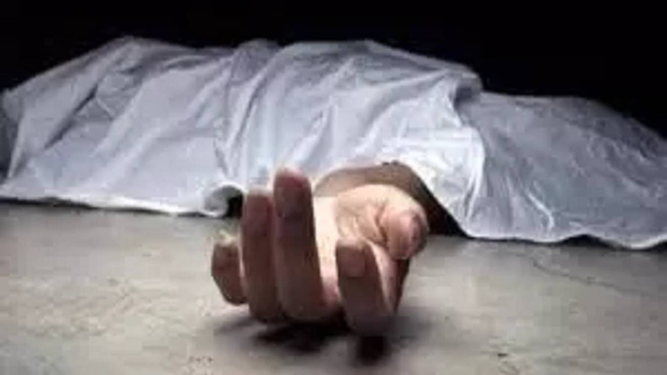 दुर्गंध से कालोनी में मची हलचल, कमरा खुला तो मिला महिला का शव