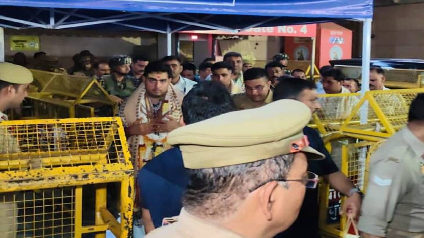 बाबा विश्वनाथ के दरबार में पहुंचे आकाश अंबानी, मत्था टेककर लिया आशीर्वाद, इतने करोड़ का किया दान