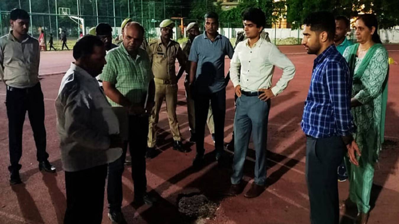 वाराणसी के लालपुर स्टेडियम पहुंचे खेल सचिव, एथलेटिक ट्रैक देख हुए नाराज, जिम्मेदारों को लगाई फटकार