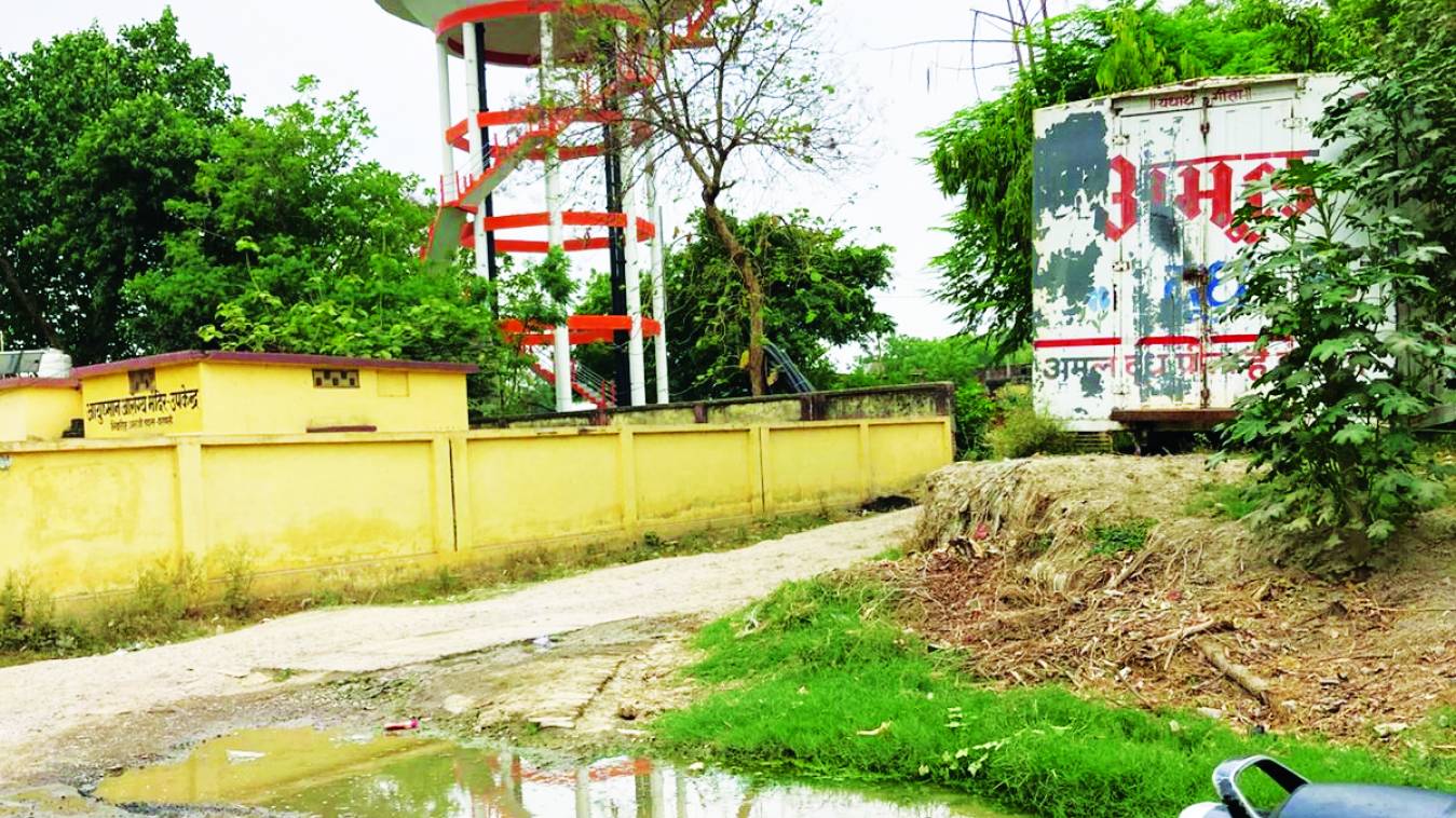 पूर्व क्षेत्र पंचायत सदस्य ने अर्ध नग्न हो दिया धरना