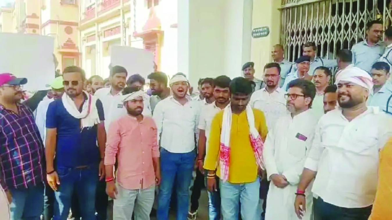 बीएचयू में बाउंसरों की गुंडागर्दी के खिलाफ छात्रों ने खोला मोर्चा