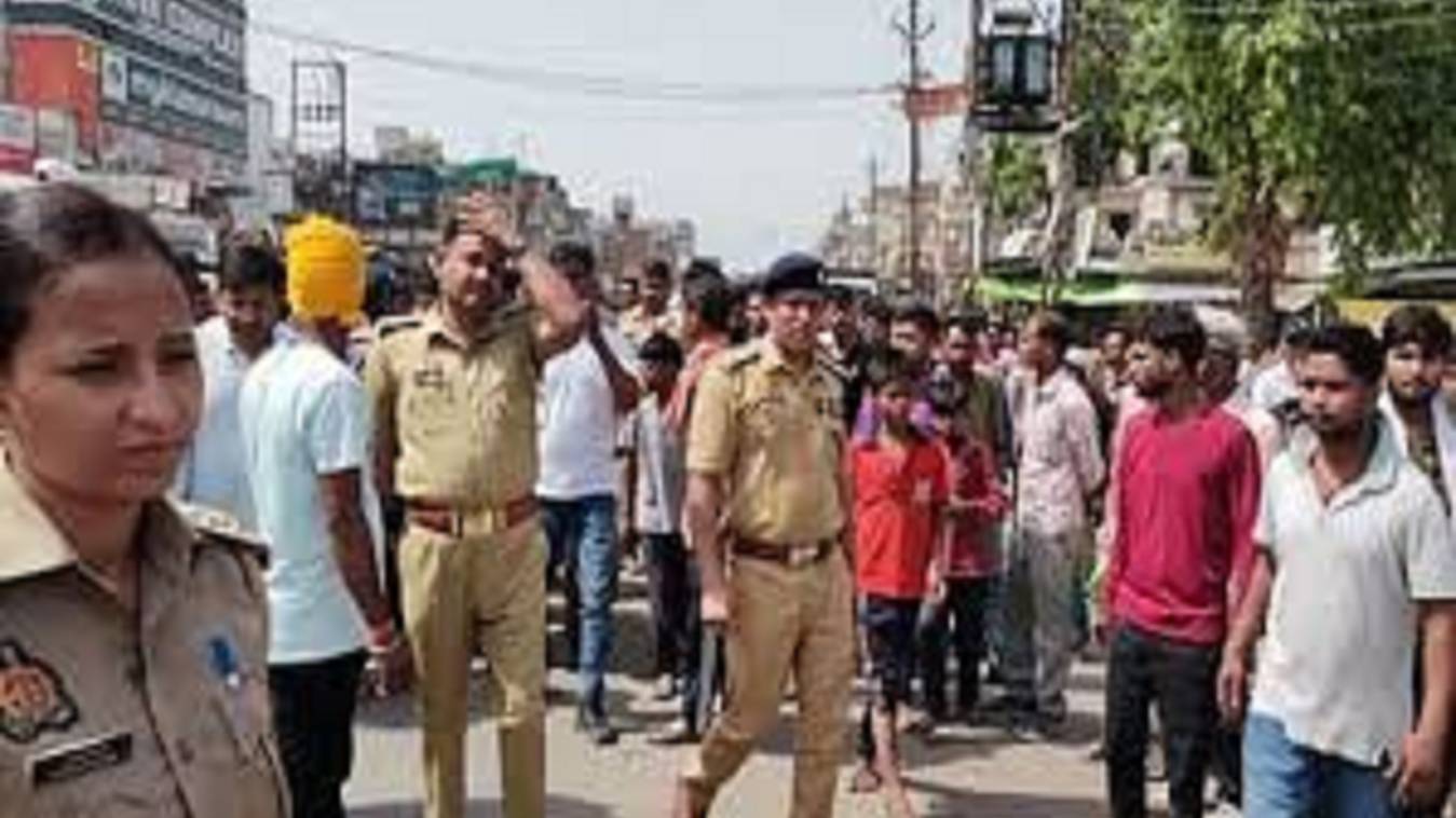 मारपीट में घायल युवक की माैत के बाद लोगों ने सड़क पर किया हंगामा, आरोपी के घर बुलडोजर चलाने की मांग; दो दरोगा निलंबित