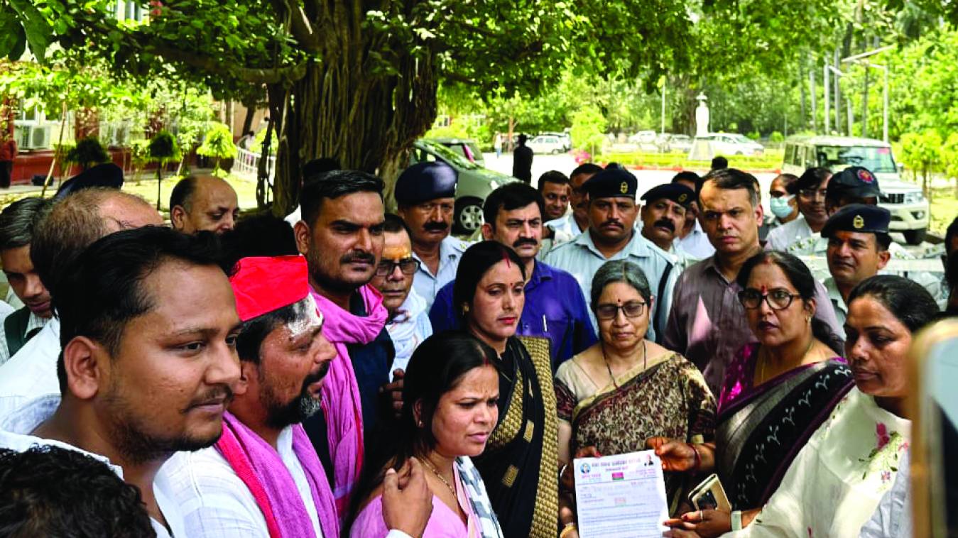 विवादों में बीएचयू : अब सपा का विरोध प्रदर्शन