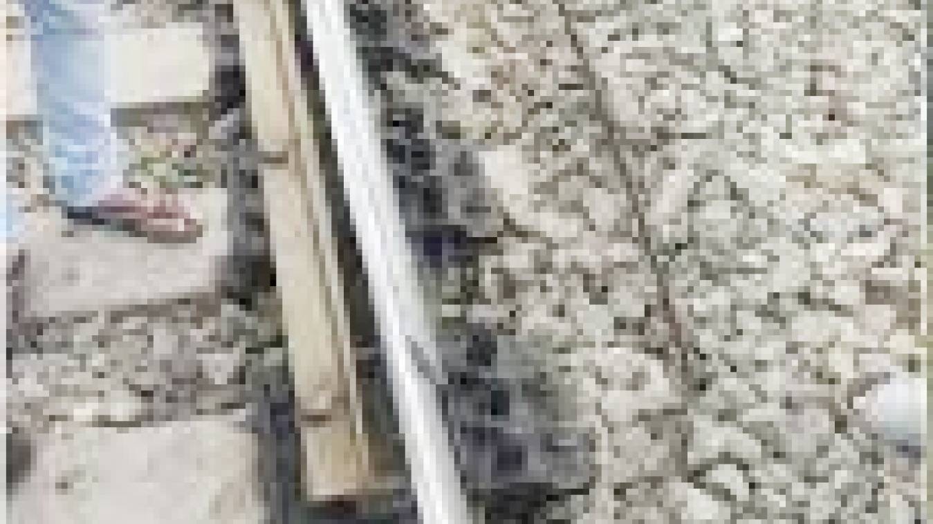 ट्रेन पलटाने की साजिश: रेलवे ट्रैक की कैंची में भरे मिले पत्थर