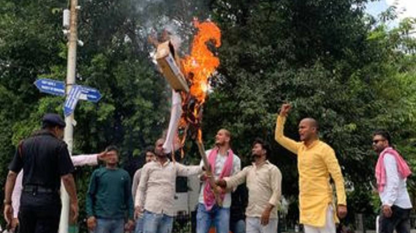 काशी विद्यापीठ में छात्रों ने फूंका कुलपति का पुतला, छात्र पर फर्जी FIR का आरोप, तीन मांगों को लेकर 22 दिन से जारी धरना