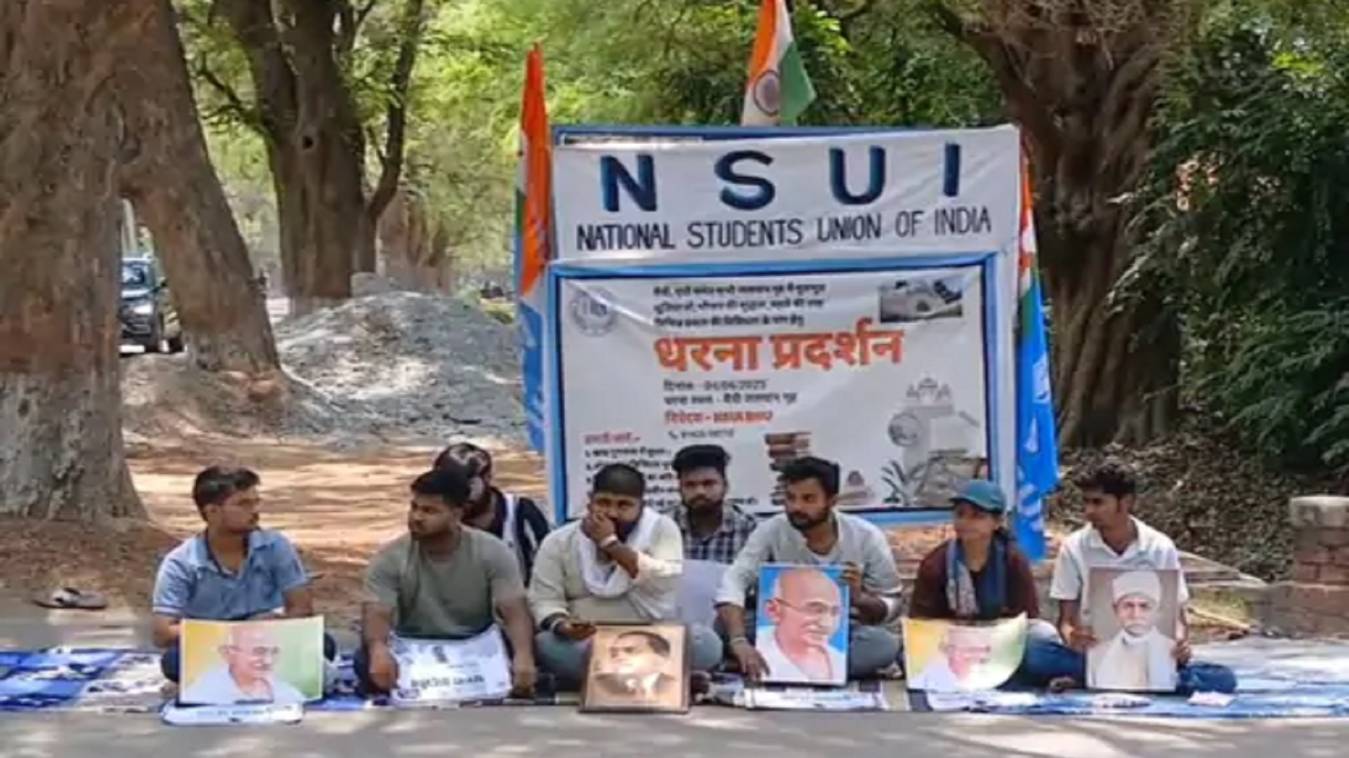 BHU में जलपान गृह में अव्यवस्थाओं के खिलाफ NSUI ने किया विरोध प्रदर्शन, 5 सूत्रीय मांगों का दिया ज्ञापन