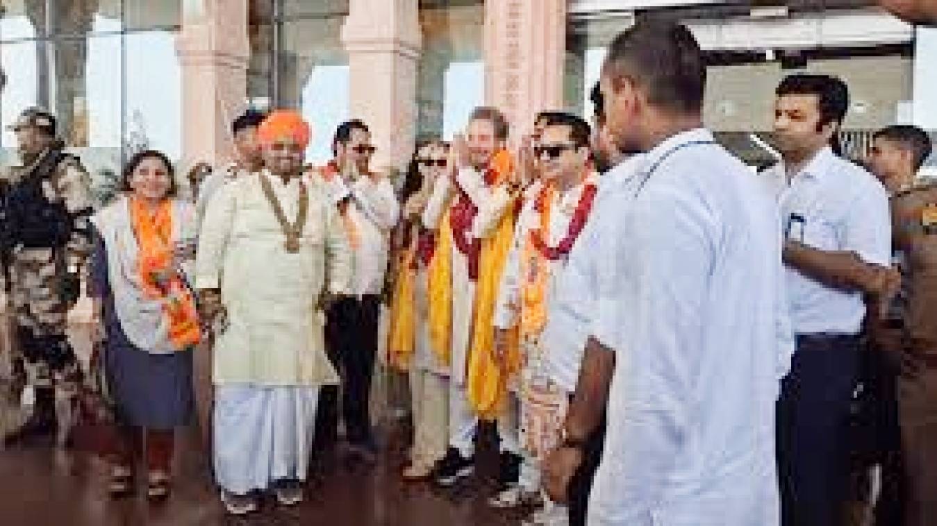  रामलला का दर्शन करने पहुंचे एलन मस्क के पिता एरोल मस्क व उनकी बेटी