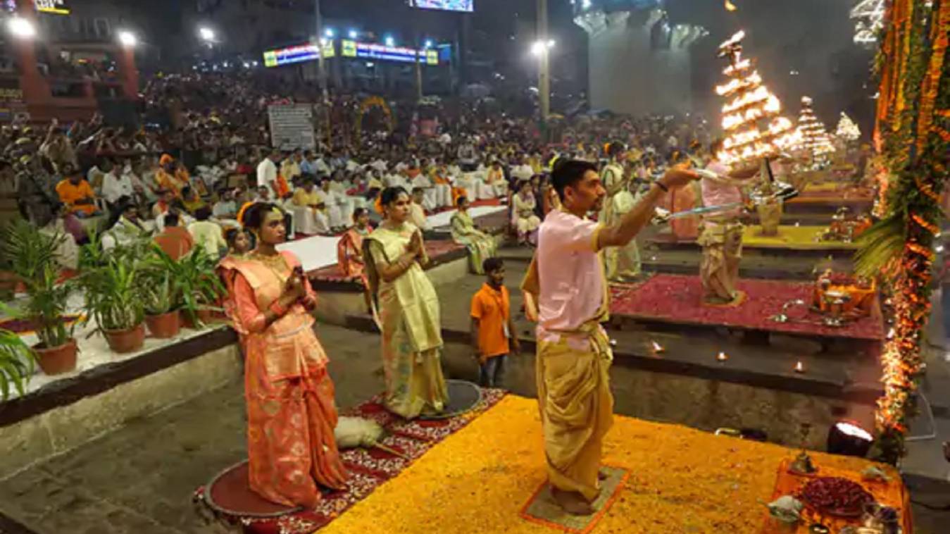   वाराणसी में धूमधाम से मनाया गंगा दशहरा, दीपों की जगमगाहट के बीच हुई गंगा आरती