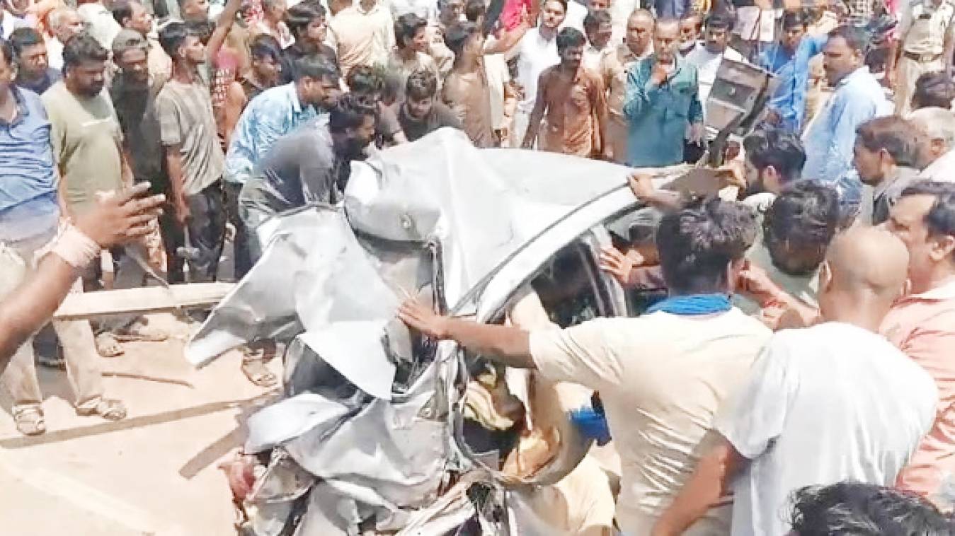 कार हादसे में व्यापारी की जान चली गई : दो घायल भी हुए, बनारस से उन्नाव जा रहे थे तभी इस जगह हो गया दर्दनाक हादसा